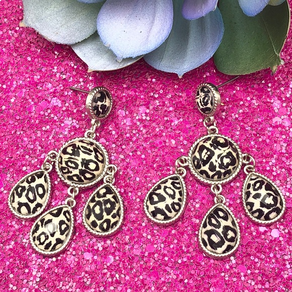 🌼 Snow Leopard Spots Dangle Earrings - Picture 1 of 3